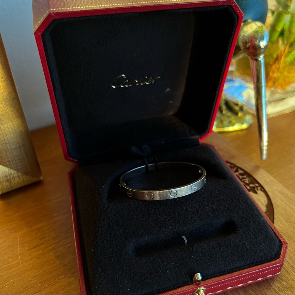 LOVE BRACELET
White gold, size 16